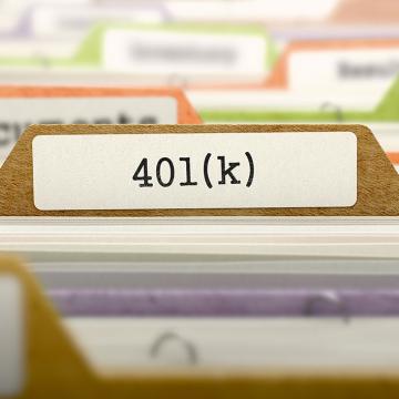 Una carpeta de archivos con la etiqueta "401k", que representa un documento financiero relacionado con los ahorros para la jubilación.